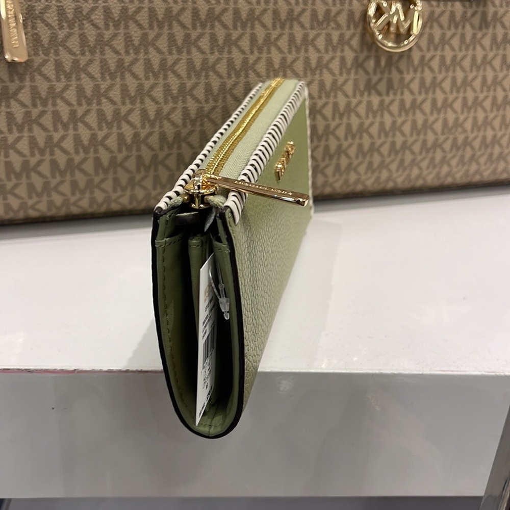 Michael Kors Jet Set Travel Large Pebble Leather Quarter-Zip Wallet
NWT - Picture 4 of 16